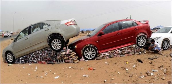 Навіщо араби обкладають автомобілі камінням? (фото)
