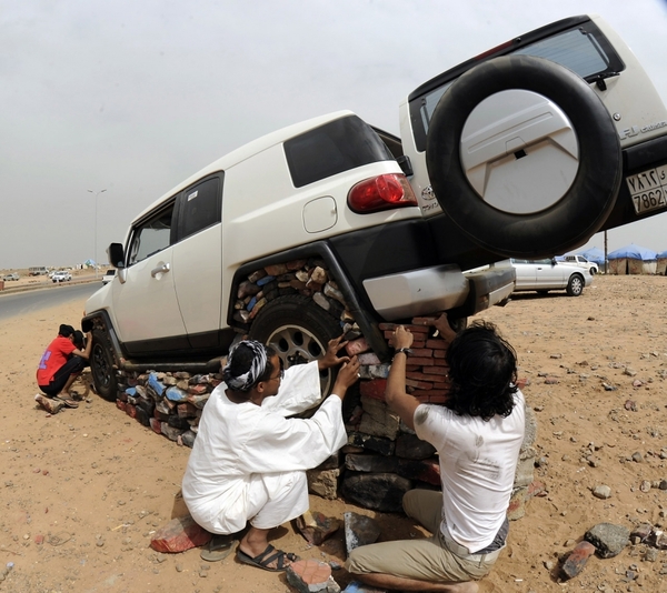 Навіщо араби обкладають автомобілі камінням? (фото)