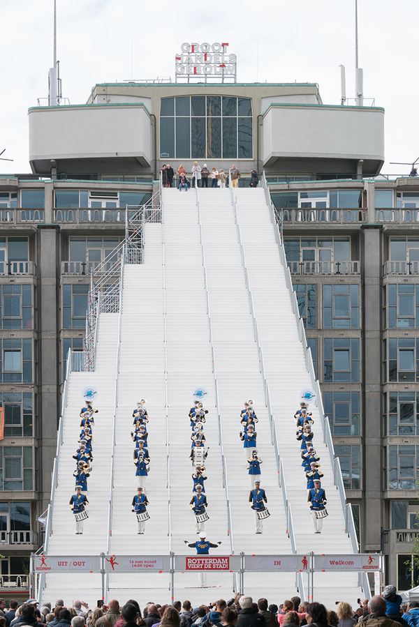 Гігантські сходи на вокзалі в Роттердамі (фото)