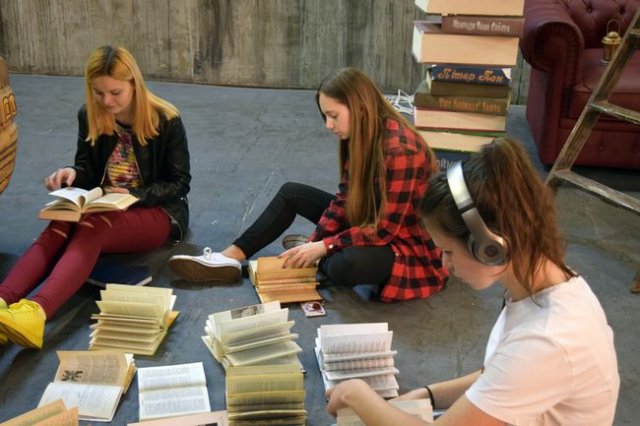 Співачка Lavika, мамонт і книги-хмари: незвичайний фотопроект, який зняли підлітки (фото)