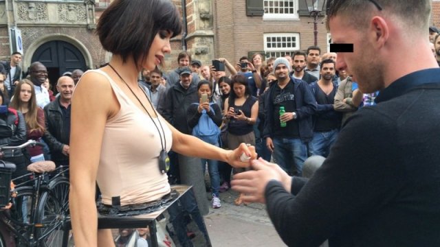 Феміністка запропонувала всім охочим торкатися її інтимних частин тіла (фото, відео)