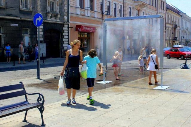 В польських містах у найбільшу спеку перехожих освіжає водяна завіса (фото)