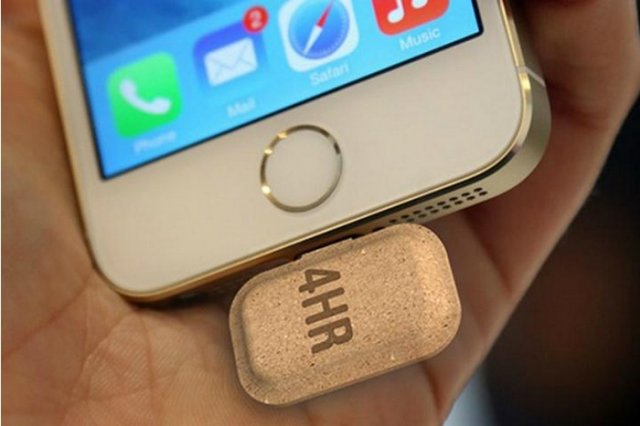 Китаєць придумав одноразову картонну батарею для підзарядки смартфонів
