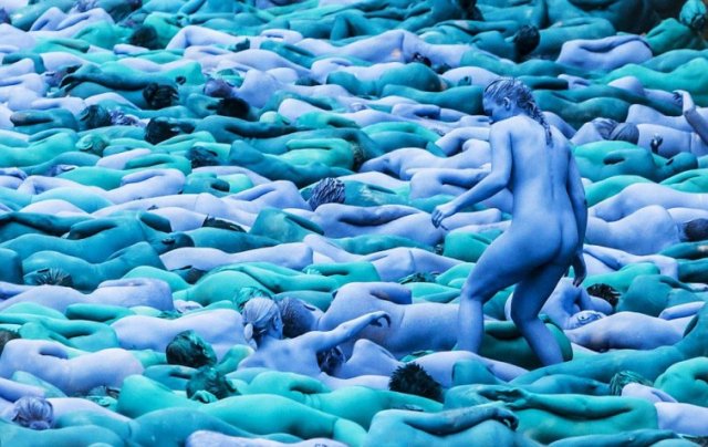 «Море синіх людей» - флешмоб розфарбованих голих людей (фото)