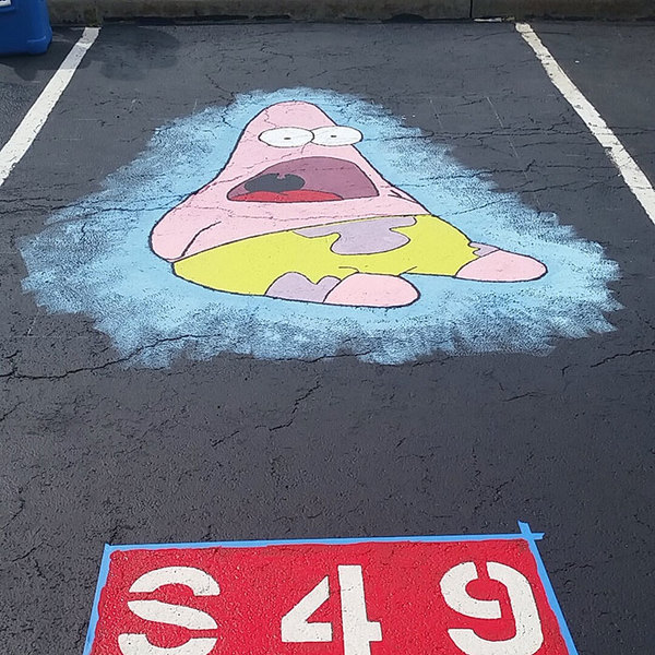 Старшокласникам в одній зі шкіл США дозволили розфарбувати свої парковочні місця (фото)