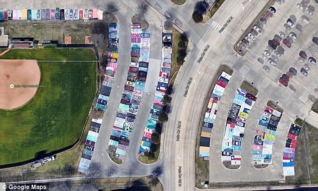 Старшокласникам в одній зі шкіл США дозволили розфарбувати свої парковочні місця (фото)