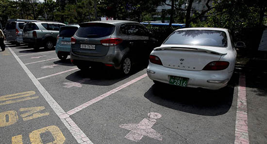 У Південній Кореї придумали парковки спеціально для жінок