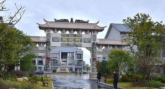 Китайський мільйонер побудував безплатні вілли для жителів рідного села