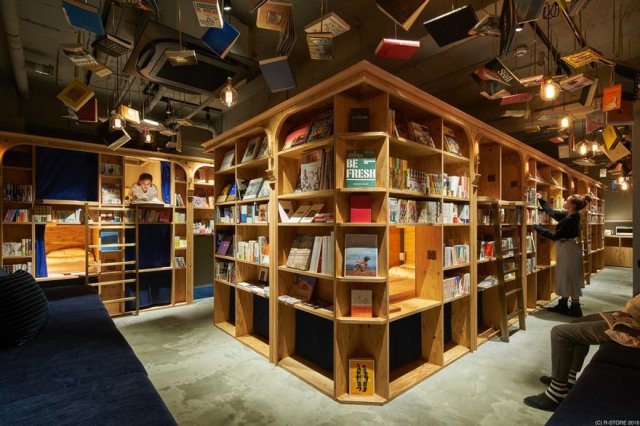Бібліотека в Кіото зі спальними місцями і баром (фото)