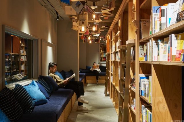 Бібліотека в Кіото зі спальними місцями і баром (фото)