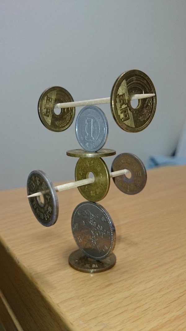 Японець складає композиції з монет, ламаючи закон тяжіння (фото)