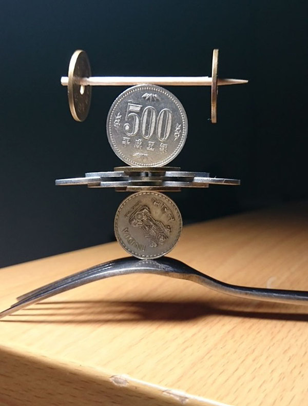 Японець складає композиції з монет, ламаючи закон тяжіння (фото)