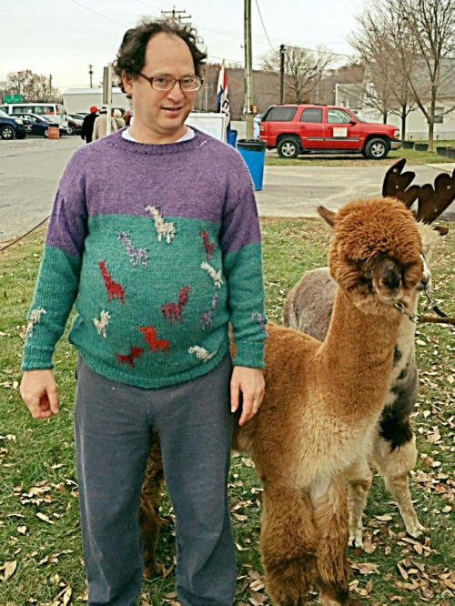 У цього хлопця є светр на всі випадки життя (фото)