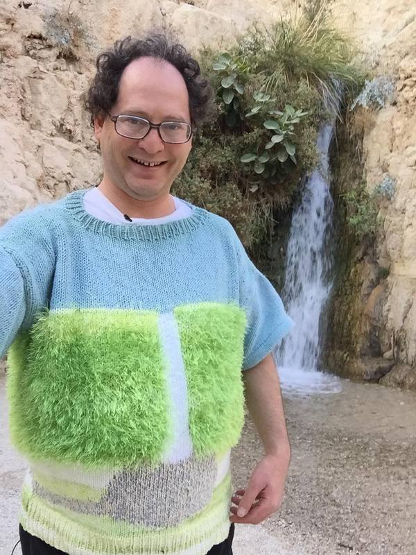 У цього хлопця є светр на всі випадки життя (фото)