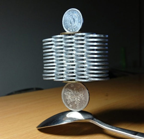 Японець створює конструкції з монет (фото)