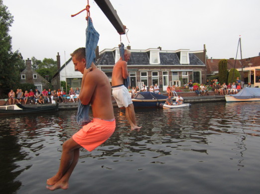 Голландська народна забава – висіння на штанах (фото)