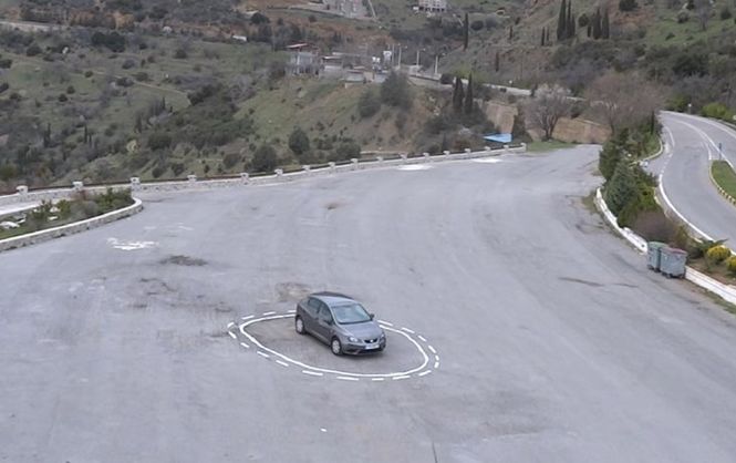 Художник створив на трасі пастку для безпілотних автомобілів (відео)