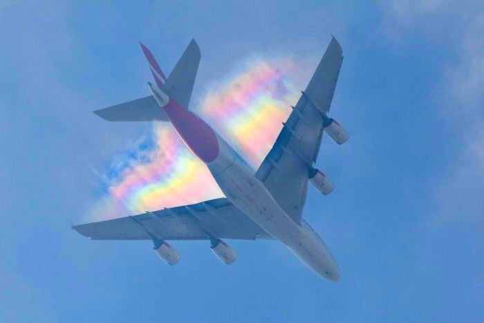 Рідкісна веселка в небі над літаком (фото)