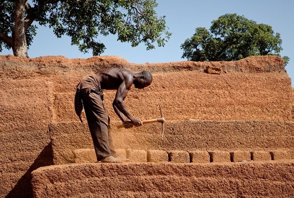 Як видобувають цеглу в Буркіна-Фасо (фото)