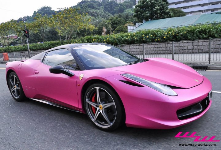Чому Ferrari відмовляється фарбувати машини в рожевий колір?