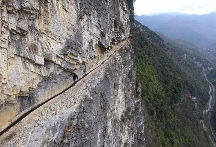 Китаєць продовбав канал на схилі гори, щоб забезпечити водою своє село