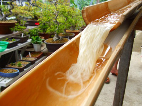 Японська традиція їсти локшину з жолоба (фото)