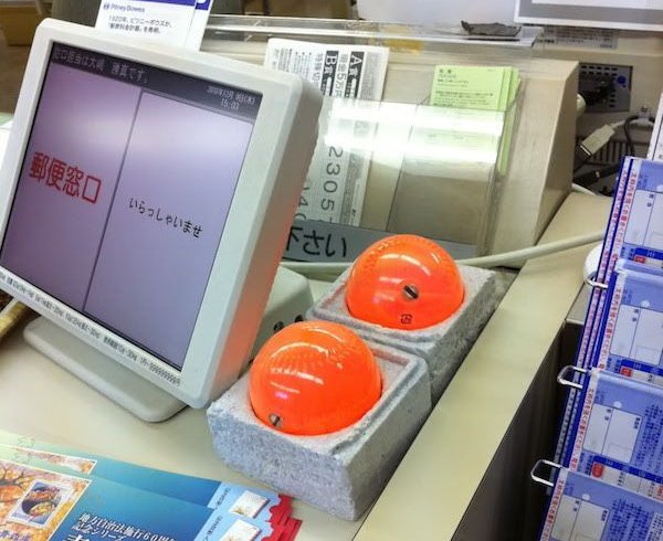 Чому в японських магазинах на прилавках лежать яскраві кулі?