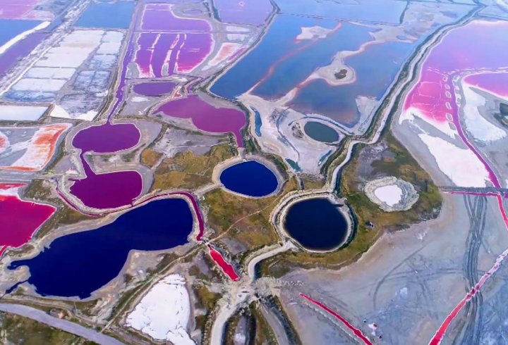 Озеро в Китаї перетворилося на різнокольорові басейни (фото)