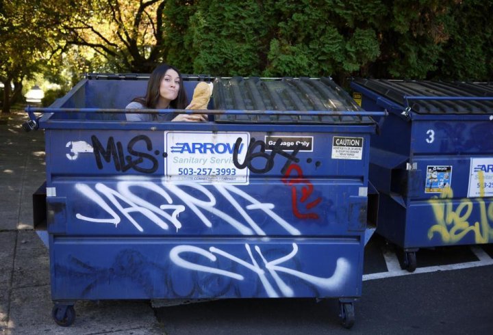 Американка їла зі смітника, щоб подорожувати (фото)