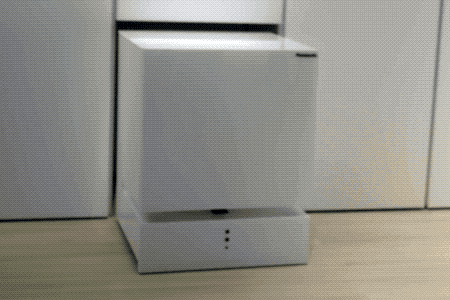 Японці створили холодильник, який приїжджає на голос власника