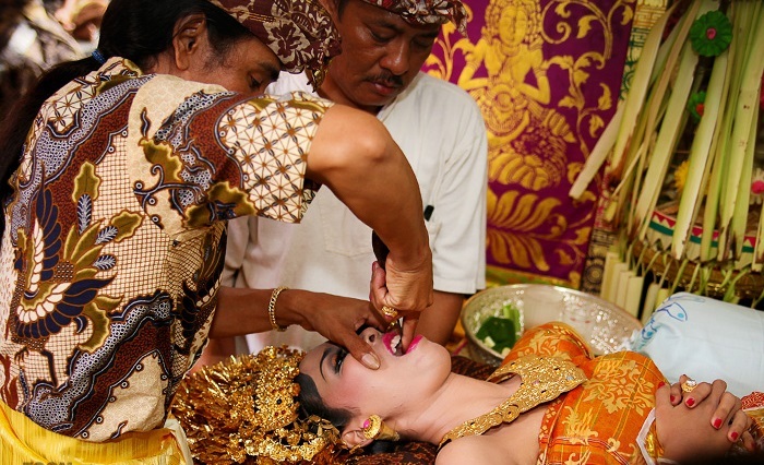 Дивні весільні ритуали з усього світу (фото)