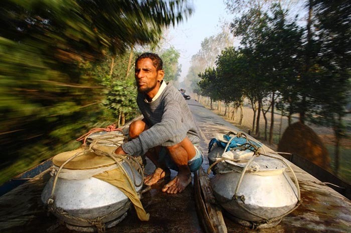 Поїздка на роботу ціною життя: нелегальні пасажири поїзда в Бангладеші (фото)