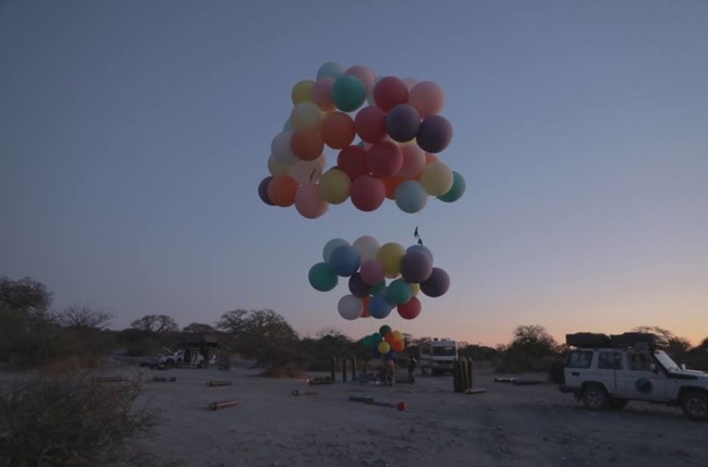 Мандрівник пролетів 25 км на повітряних кульках (фото, відео)