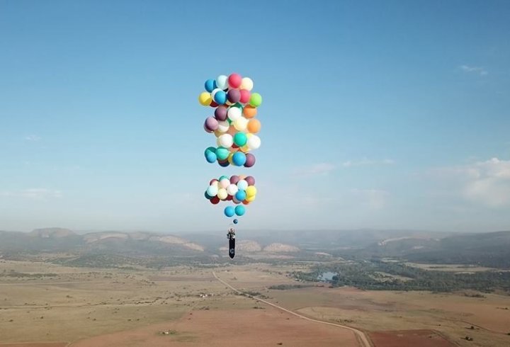 Мандрівник пролетів 25 км на повітряних кульках (фото, відео)