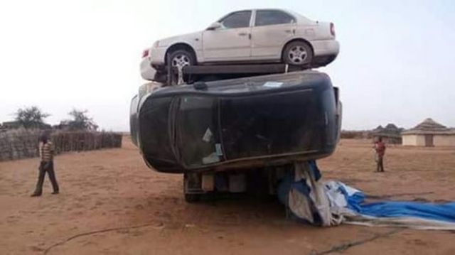 Як перевозять легкові автомобілі через пустелі Судану (фото)