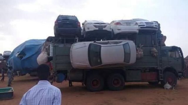 Як перевозять легкові автомобілі через пустелі Судану (фото)