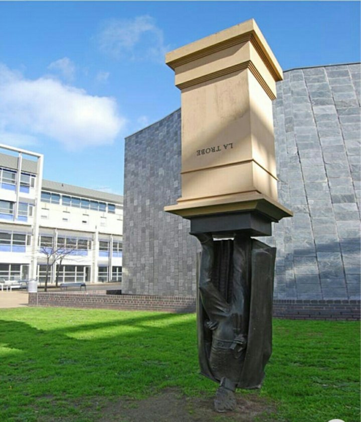 Пам'ятник Чарльзу Ла Тробе в Мельбурні догори ногами (фото)