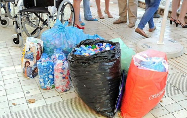 Пластикові кришечки і допомога людям (фото)