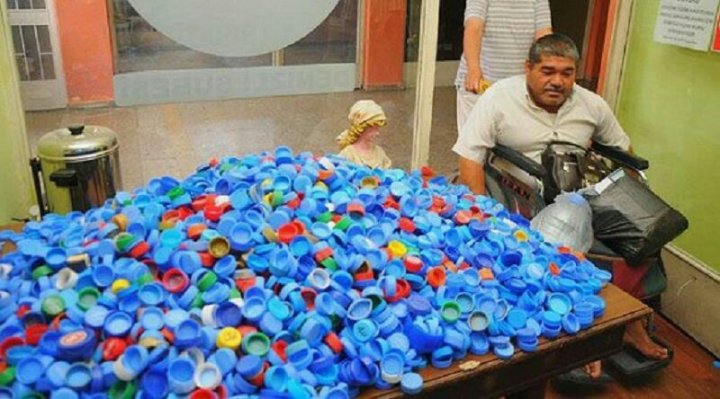 Пластикові кришечки і допомога людям (фото)