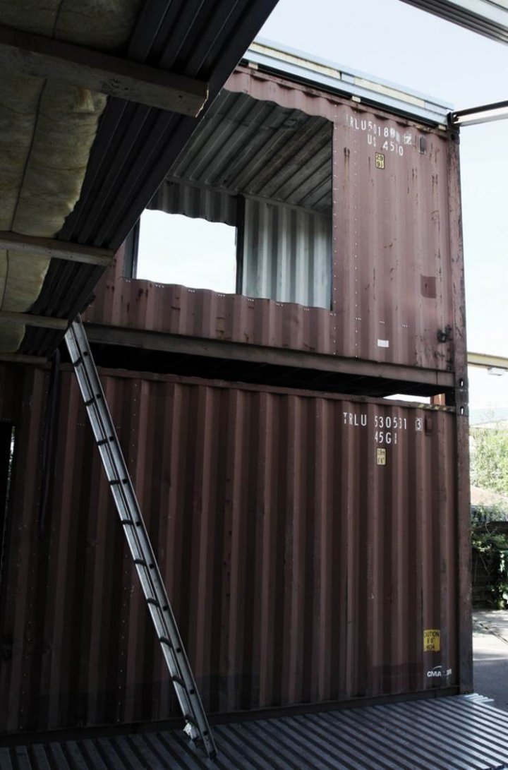 Будинок мрії зі старих контейнерів (фото)