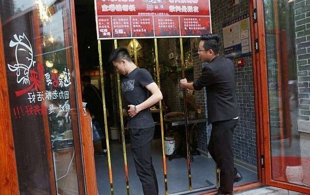 У китайському ресторані безкоштовно годують худих відвідувачів (фото)