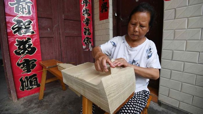 Китаєць 36 років виробляє папір вручну, щодня роблячи по 3000 листів (фото)