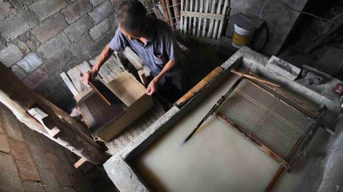 Китаєць 36 років виробляє папір вручну, щодня роблячи по 3000 листів (фото)
