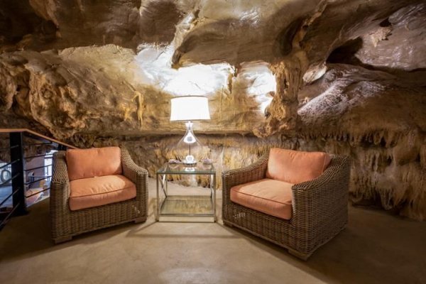 Будинок в печері за 3 млн. доларів (фото)