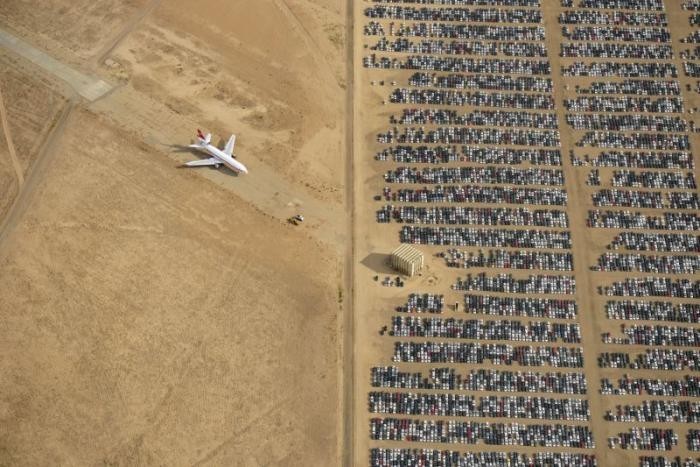 Пустеля, де помирають 300 000 автомобілів і цілий парк авіалайнерів