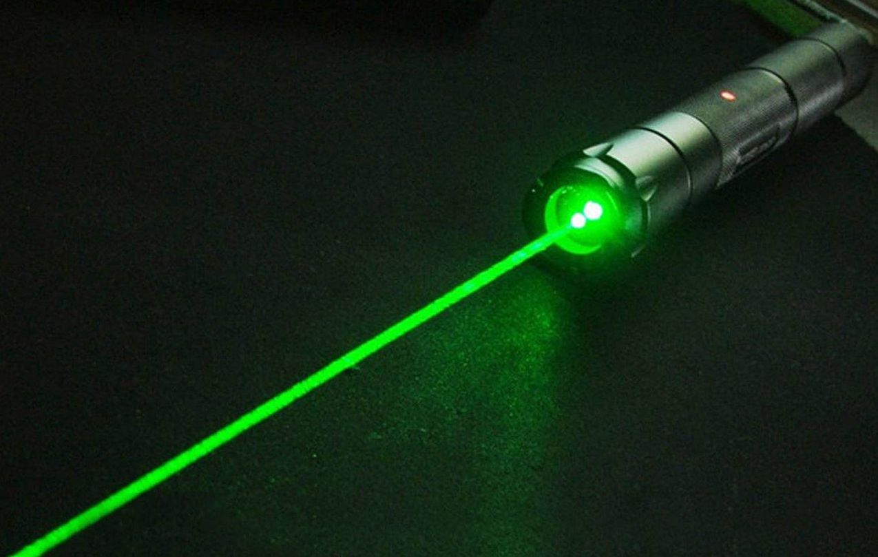 Зеленый луч указка. Лазерная указка зеленая 100 м Луч. Лазер зеленый bd k 200. KSK-303 лазер. Лазерная указка 20 км дальность.
