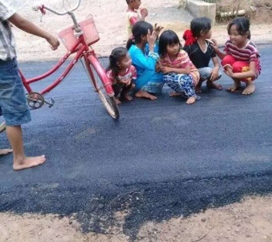 В індонезійському селі вперше заасфальтували дорогу (фото)
