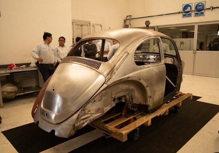 Volkswagen безкоштовно відреставрував Жука, яким жінка володіє більше 50 років (фото)