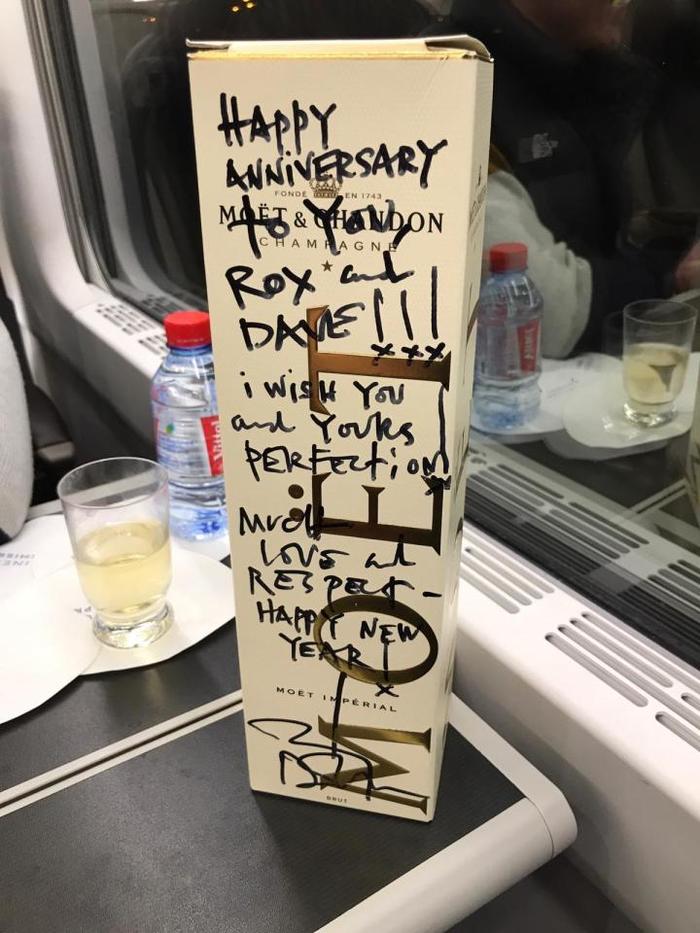 Джонні Депп подарував молодій парі пляшку дорогого шампанського по шляху до Лондона