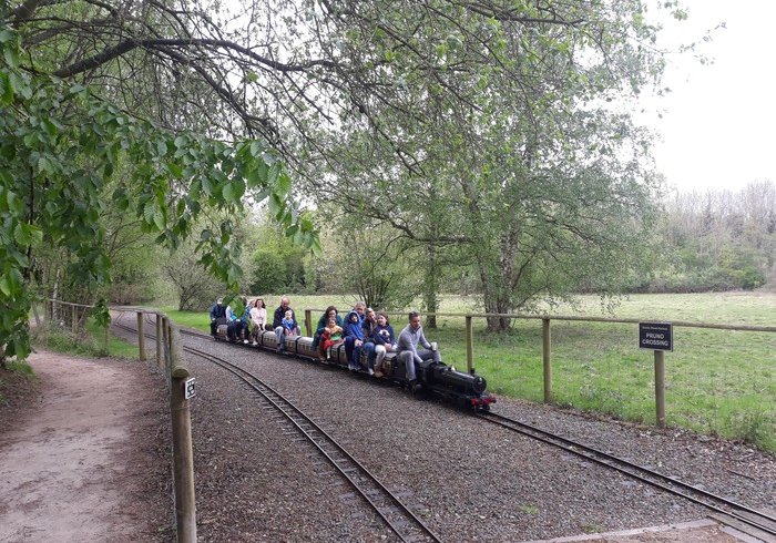 Дитяча залізниця в парку Kingsberry water park, Англія (фото)